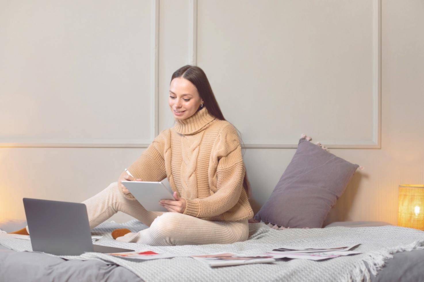Espace de travail organisé avec cahiers et planification financière